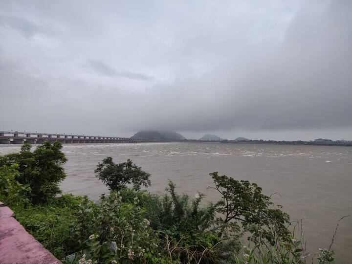 ప్రకాశం బ్యారేజ్పై మొత్తం 72 గేట్లు ఉన్నాయి...
