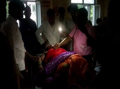 Facing Power Cut, UP Doctors Treat Patients Using Mobile Torch UP: மின்வெட்டு காரணமாக டார்ச் லைட்டில் சிகிச்சை அளித்த மருத்துவர்கள் ! - என்ன ஆனது ஜெனரேட்டர்?