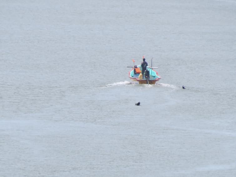 Boat sinks in mid sea at Nagapatinam 4 fishermen rescued TNN நாகையில் நடுக்கடலில் படகு மூழ்கி விபத்து - கடலில் தத்தளித்த 4 மீனவர்கள் மீட்பு