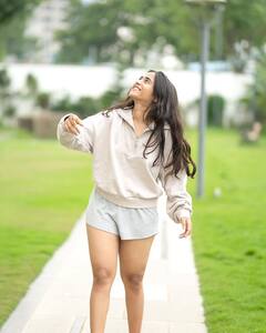 Deepthi Sunaina: పొట్టి నిక్కరు వేసి నవ్వులు చిందిస్తున్న దీప్తి సునయన