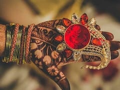 Astro Tips for Sindoor: सिंदूर लगाते वक्त सुहागिनें न करें ये गलती, पति-पत्नी के रिश्ते में तनाव पैदा करती है ऐसी भूल, जानें नियम