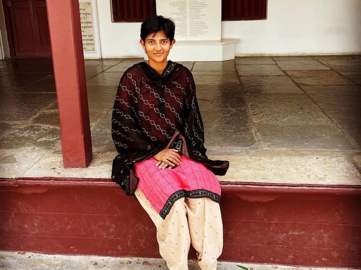 आईपीएस अधिकारी इल्मा अफरोज (IPS Ilma Afroz) यूपी के मुरादाबाद की रहने वाली हैं. जब वह सिर्फ 14 साल की थीं तब उनके पिता का निधन हो गया था. जिसके बाद उनके पूरे परिवार की जिम्मेदारी इल्मा की मां के कंधों पर आ गई. इस दौरान उन्होंने काफी परेशानियों का सामना किया और इल्मा को अपने कदमों पर खड़े करने के अहम किरदार अदा किया. (Photo Source: Instagram)