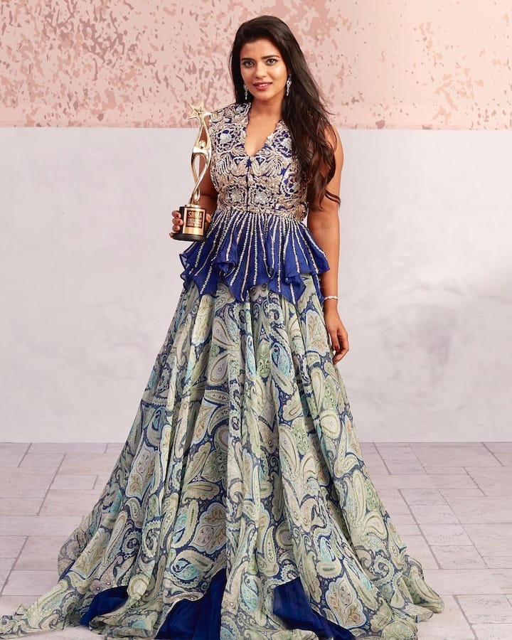 ఆమె నటించిన తమిళ సినిమా ‘తిట్టాం ఇరండు’ అనే సస్పెన్స్ థ్రిల్లర్ లో నటించినందుకు ఆమె ఉత్తమ నటి (క్రిటిక్స్) అవార్డు అందుకుంది.  -Image credit: Aishwarya Rajesh/Instagram