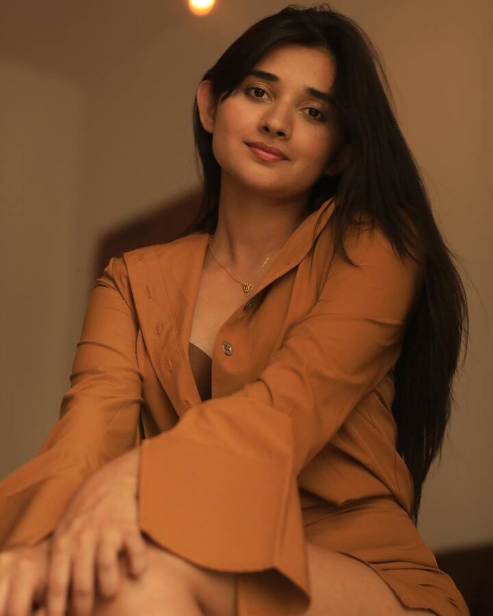 अभिनेत्री कनिका मान ही टीव्हीच्या लोकप्रिय अभिनेत्रींपैकी एक आहे, जी अनेकदा तिच्या ग्लॅमरस स्टाइलमुळे चर्चेत असते.(फोटो सौजन्य :officialkanikamann/इंस्टाग्राम)