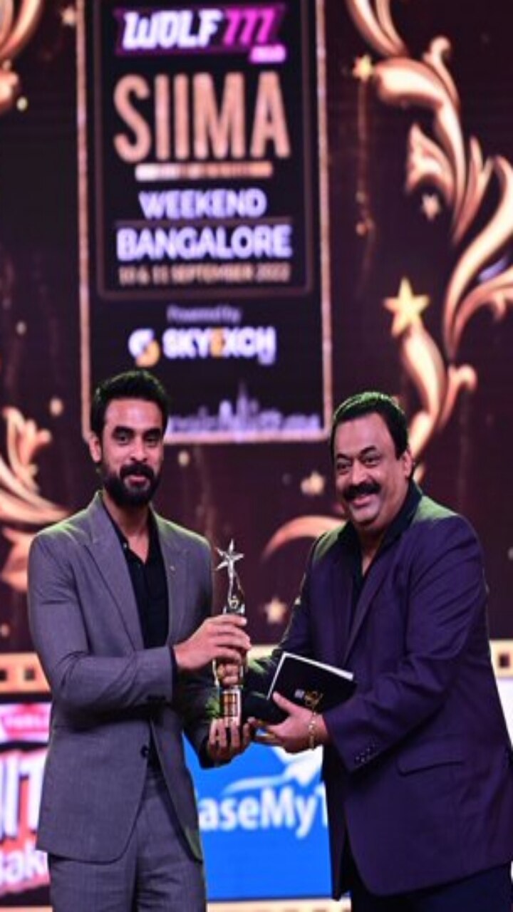 சிறந்த முன்னணி நடிகருக்கான விருதை மின்னல் முரளி திரைப்படத்திற்காக டோவினோ தாமஸ் பெற்றார்
