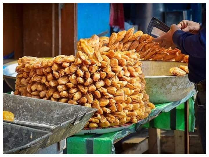 खाजा भारत के अलावा अन्य देशों में भी है फेमस खाजा जिसे मिठाइयों का राजा कहा जाता है, यह केवल भारत में ही नहीं बल्कि यह देशों में भी फेमस है.