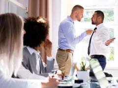 Office Tips: ऑफिस में आपकी मेहनत का क्रेडिट ले रहे हैं आपके कलीग, तो इस तरह करें डील