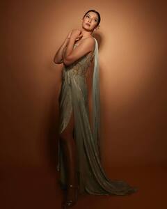 थाई हाई स्लिट ड्रेस में कयामत ढाती नज़र आईं गौहर खान, खूबसूरत अदाएं कहीं बना न दें आपको भी दीवाना !