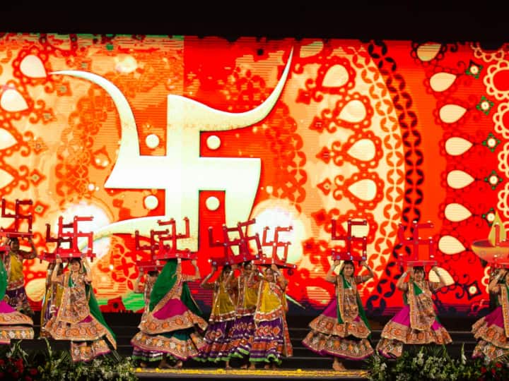 गुजरात में कब है नवरात्रि: नवरात्रि नौ रातों तक मनाया जाने वाला हिन्दुओं का प्रमुख त्यौहार है. नवरात्रि हिंदू महीने अश्विन के उज्ज्वल पखवाड़े के पहले दिन से शुरू होती है, जो मोटे तौर पर सितंबर/अक्टूबर में ग्रेगोरियन कैलेंडर में तारीखों के अनुरूप होती है. यह भी आमतौर पर बरसात के मौसम के अंत के साथ मेल खाता है. बता दें, गुजरात में 26 सितंबर से नवरात्रि का आयोजन शुरू हो रहा है. ये 5 अक्टूबर तक चलेगा. | Photo: Gujarat Tourism