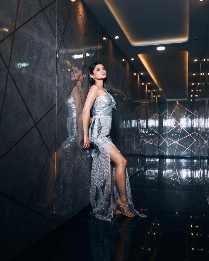 तस्वीरों में कनिका मान का काफी बोल्ड लुक देखने को मिल रहा है. एक्ट्रेस ने अपने इस सिजलिंग लुक से इंटरनेट के तापमान को बढ़ा दिया है.