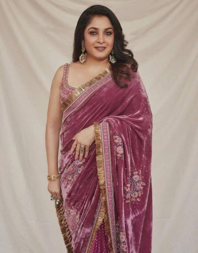 साड़ी के साथ राम्या ने मैंचिंग ब्लाउज, गोल्डन चूड़ी और लंबी इयररिंग्स कैरी किया है.