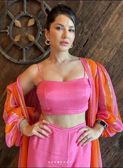 ਇਸ ਈਵੈਂਟ ਦੀ ਸੰਨੀ ਲਿਓਨ ਦਾ ਇੱਕ ਵੀਡੀਓ ਵੀ ਵਾਇਰਲ ਹੋਇਆ ਸੀ, ਜਿਸ ਵਿੱਚ ਉਹ ਤੇਲਗੂ ਭਾਸ਼ਾ ਵਿੱਚ ਡਾਇਲਾਗ ਬੋਲਦੀ ਨਜ਼ਰ ਆ ਰਹੀ ਹੈ। ਹੈਦਰਾਬਾਦ ਵਿੱਚ ਹੋਏ ਇਸ ਇਵੈਂਟ ਵਿੱਚ ਅਦਾਕਾਰਾ ਗੁਲਾਬੀ ਰੰਗ ਦੀ ਭਾਰਤੀ ਪਹਿਰਾਵੇ ਵਿੱਚ ਨਜ਼ਰ ਆ ਰਹੀ ਹੈ। ਇਸ 'ਚ ਉਹ ਕਾਫੀ ਕਿਊਟ ਲੱਗ ਰਹੀ ਸੀ। ਇਸ ਡਰੈੱਸ 'ਚ ਉਹ ਖਿੱਚ ਦਾ ਕੇਂਦਰ ਬਣੀ ਰਹੀ।