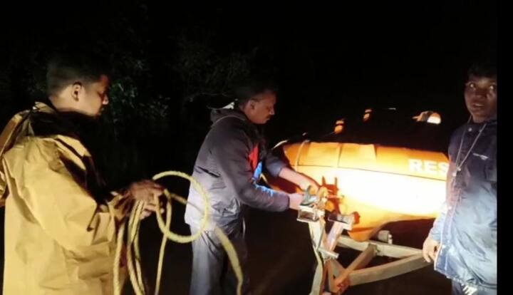 नेशनल हाईवे- 63 में लगभग 4 से 5 फीट तक बारिश का पानी भर जाने से यहां वाहनों की लंबी कतार लग गई. तेलंगाना से बीजापुर आ रहे दो बसों में सवार 120 से ज्यादा यात्री बाढ़ में फंस गए. इन्हें देर रात रेस्क्यू कर एसडीआरएफ की टीम ने बोट के माध्यम से सुरक्षित निकाला और बीजापुर तक पहुंचाया. इस रेस्क्यू के दौरान खुद बीजापुर के विधायक भी मौके पर मौजूद थे.