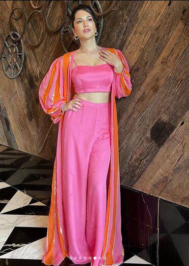 ਬੀਤੇ ਦਿਨੀਂ ਫਿਲਮ 'ਜਿਨਾਹ' ਦਾ ਟੀਜ਼ਰ ਲਾਂਚਿੰਗ ਈਵੈਂਟ ਹੈਦਰਾਬਾਦ 'ਚ ਰੱਖਿਆ ਗਿਆ ਸੀ। ਇਸ ਈਵੈਂਟ 'ਚ ਸੰਨੀ ਨੇ ਵੀ ਸ਼ਿਰਕਤ ਕੀਤੀ। ਇਸ ਵਿੱਚ ਹਿੱਸਾ ਲੈ ਕੇ ਉਸ ਨੇ ਸਾਰਿਆਂ ਦਾ ਦਿਲ ਜਿੱਤ ਲਿਆ ਹੈ। ਉਸ ਨੇ ਪਿੰਕ ਕਲਰ ਦੀ ਡਰੈੱਸ 'ਚ ਲਾਈਮਲਾਈਟ ਚੋਰੀ ਕੀਤੀ। ਉਹ ਬਹੁਤ ਖੂਬਸੂਰਤ ਲੱਗ ਰਹੀ ਹੈ।