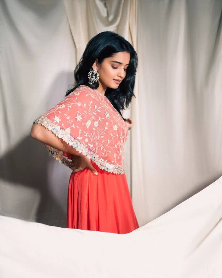 ‘फुलपाखरू’ अन् ‘दिपू’ बनून प्रेक्षकांच्या मनावर राज्य करणारी अभिनेत्री हृता दुर्गुळे नुकतीच ‘अनन्या’ या चित्रपटातून प्रेक्षकांच्या भेटीला आली आहे.