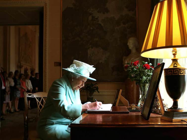 Queen Elizabeth's letter, written 36 years ago, will have to wait another 63 years to read its contents Queen Elizabeth: 36 ఏళ్ల క్రితం రాసిన క్వీన్ ఎలిజబెత్ లేఖ, అందులో ఏముందో చదవాలంటే మరో 63 ఏళ్లు ఆగాలి