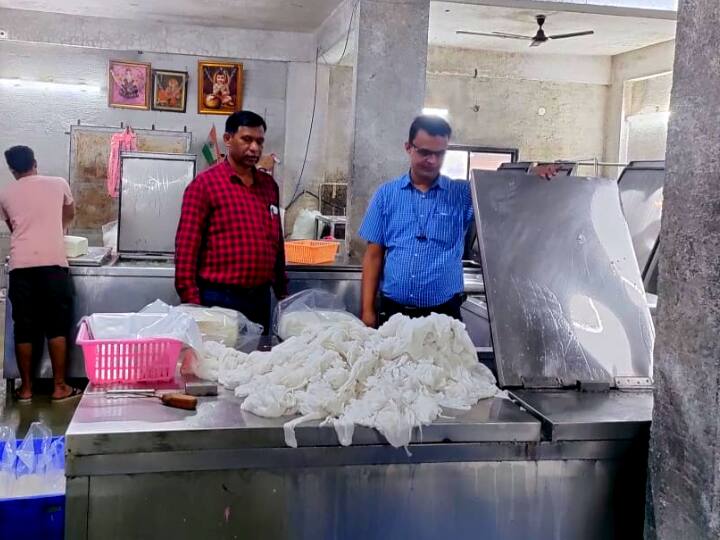manufactures fake paneer from Wanwadi in Pune Action has been taken against Tiptop Dairy Products Pune News: पुणेकरांनो तुम्ही भेसळयुक्त पनीर खात तर नाही ना? वानवडीतील पनीर कारखान्यावर मोठी कारवाई; तब्बल 799 किलो पनीर जप्त