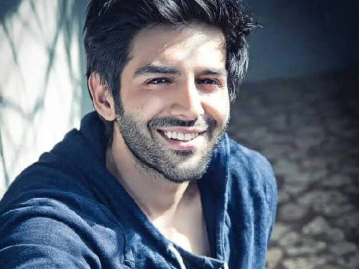 जब कार्तिक आर्यन संग सेल्फी लेने के लिए लग गई लड़कियों की लाइन, देखें फिर क्या हुआ Kartik Aaryan taking selfie with her female fans in OTT Play Awards 2022 जब कार्तिक आर्यन संग सेल्फी लेने के लिए लग गई लड़कियों की लाइन, देखें फिर क्या हुआ