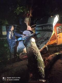 Pune Rain: कुठे पाणी शिरलं तर कुठे झाडं पडली;  चार तासाच्या पावसाने उडवली पुणेकरांची दाणादाण