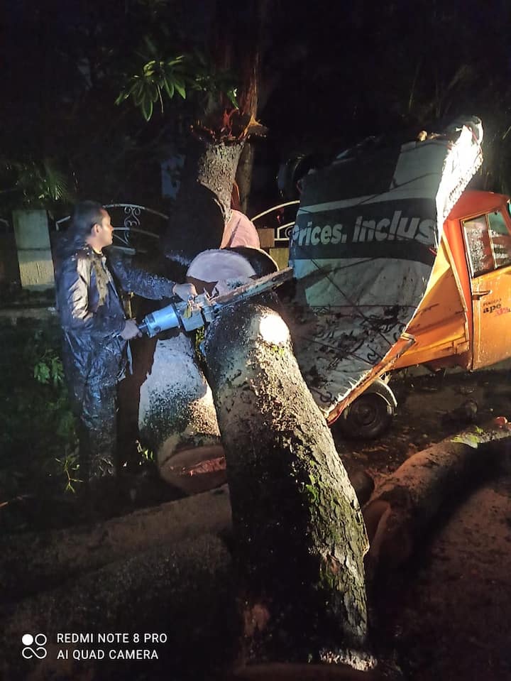 विसर्जन मिरवणुक पार पडल्यानंतर मात्र 4 तासांच्या पावसाने पुणं धून काढलं. या पावसामुळे पुणेकरांचं मोठं नुकसान झालं आहे.