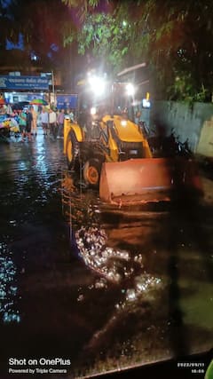 Pune Rain: कुठे पाणी शिरलं तर कुठे झाडं पडली;  चार तासाच्या पावसाने उडवली पुणेकरांची दाणादाण
