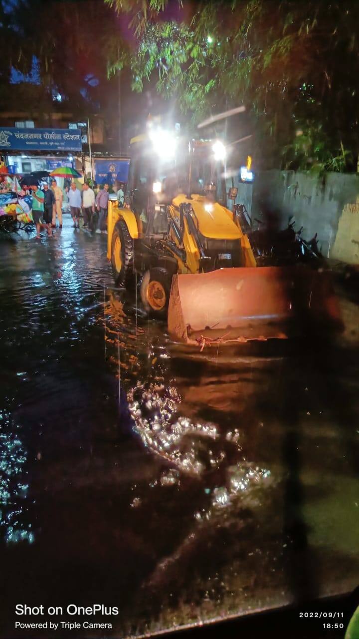 पुण्यात 4 तास मुसळधार पाऊस झाला. अचानक मुसळधार आलेल्या पावसाने पुणेकरांची चांगलीच फजिती झाली.