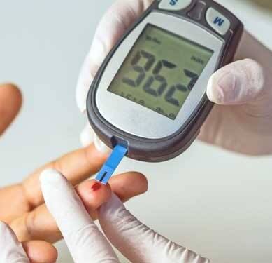 ਸ਼ੂਗਰ ਇੱਕ ਅਜਿਹੀ ਸਮੱਸਿਆ ਹੈ ਜਿਸ ਨਾਲ ਖੂਨ ਵਿੱਚ ਸ਼ੂਗਰ ਦਾ ਪੱਧਰ ਬਹੁਤ ਵੱਧ ਜਾਂਦਾ ਹੈ। ਜੇਕਰ ਕਿਸੇ ਵਿਅਕਤੀ ਨੂੰ ਇਹ ਬਿਮਾਰੀ ਇੱਕ ਵਾਰ ਲੱਗ ਜਾਵੇ ਤਾਂ ਇਸ ਤੋਂ ਉਮਰ ਭਰ ਲਈ ਛੁਟਕਾਰਾ ਪਾਉਣਾ ਮੁਸ਼ਕਿਲ ਹੋ ਜਾਂਦਾ ਹੈ।