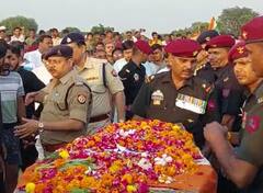 लेह में ट्रेनिंग के दौरान पैराशूट न खुलने से हाथरस का लाल शहीद, अंतिम विदाई में उमड़ी भीड़