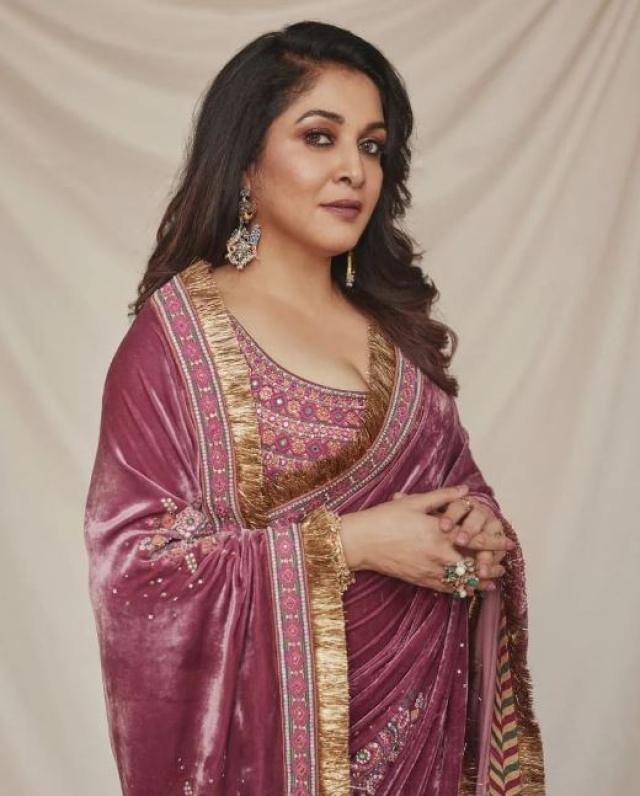 राम्या की ये साड़ी जितनी खूबसूरत है उतना ही ज्यादा इसका प्राइस है. राम्या की ये साड़ी तोरनी ब्रांड की है.