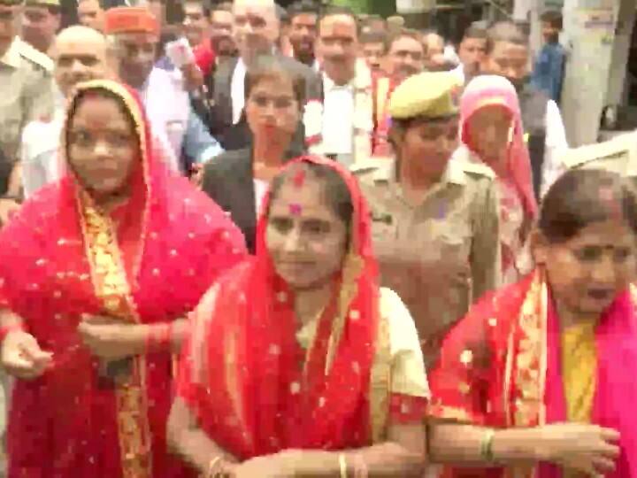 वहीं, काशी विश्वनाथ मंदिर के बगल में स्थित ज्ञानवापी मस्जिद परिसर की बाहरी दीवार पर मां श्रृंगार गौरी की पूजा के अधिकार की मांग को लेकर याचिका दायर करने वाली हिंदू महिलाएं भी कोर्ट पहुंची. ज्ञानवापी मामले में फैसला आने पर सभी याचिकाकर्ता खुशी से नाचने लगे.