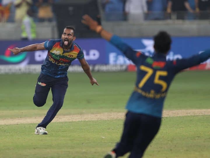 नाणेफेक गमावून प्रथम फलंदाजी करत श्रीलंकेच्या संघानं 20 षटकात 6 विकेट्स गमावून पाकिस्तानसमोर 171 धावांचं लक्ष्य ठेवलं. ज्यानंतर दमदार गोलंदाजी करत श्रीलंकेनं पाकिस्तानला 147 धावांवर सर्वबाद करत 23 धावांनी सामना जिंकला.