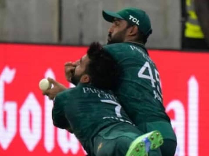Pakistan head coach Saqlain Mushtaq said that Asif Ali had four stitches during the Asia Cup final match, Shadab Khan's ear was bleeding 'आसिफ के चार टांके लगे थे, शादाब के कान से निकल रहा था खून', पाक कोच ने बताया ड्रेसिंग रूम का हाल