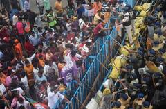 BJP Nabanna Abhijan : গাড়িতে আগুন, ইটবৃষ্টি, জলকামান-কাঁদানে গ্যাস, খণ্ডযুদ্ধ বিজেপির নবান্ন অভিযানে