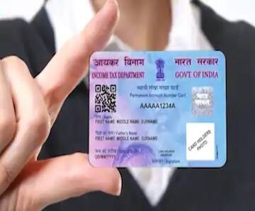 एखाद्या व्यक्तीकडे एकहून अधिक पॅन कार्ड असतील तर त्याने अतिरिक्त पॅन कार्ड सरेंडर केले पाहिजे. त्यामुळे संभाव्य दंडात्मक कारवाईपासून वाचता येईल.