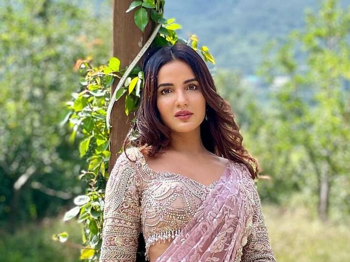यासोबत जस्मिनने हुप इअरिंग्ज घातल्या आहेत. या लूकमध्ये ती खूपच हॉट दिसत आहे.(फोटो सौजन्य :jasminbhasin2806/इंस्टाग्राम)