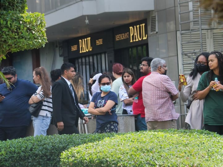 गुरुग्राम के एक होटल में मंगलवार को बम की धमकी की सूचना पर अफरातफरी मच गई और इसकी तलाश की जा रही है. पुलिस ने यह जानकारी दी.