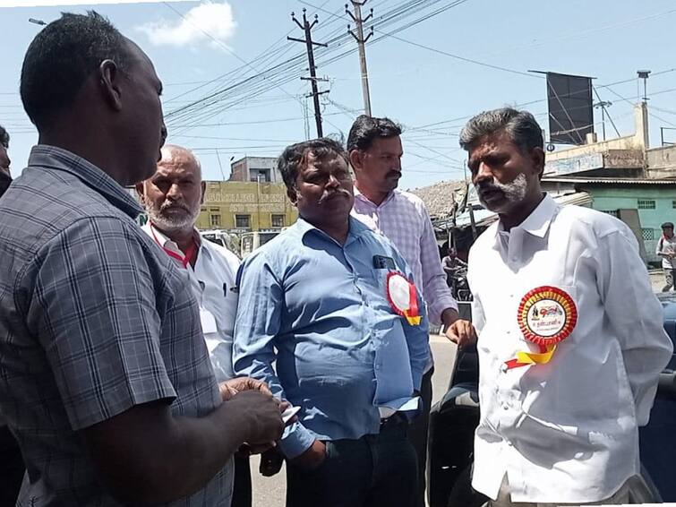 karur: dharna protest against citu minicipal councilor police கரூரில் சிஐடியு மாவட்ட மாநாடு நிகழ்வில் கொடிக்கம்பம் அகற்றம் - போலீசாரை கண்டித்து தர்ணா போராட்டம்