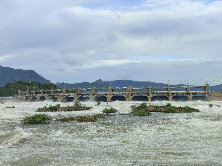 Mettur Dam's water inflow dropped from 40,000 cubic feet to 30,000 cubic feet. மேட்டூர் அணையின் நீர் வரத்து 40,000 கன அடியில் இருந்து 30,000 கன அடியாக குறைவு