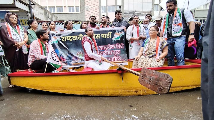 येत्या काही दिवसांत पुण्यात बोटीनं फिरावं लागेग, अशी परिस्थिती निर्माण होणार आहे, असा आरोपदेखील त्यांनी केला.