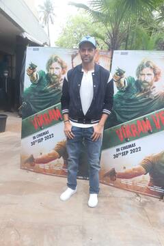 ऋतिक रोशन ने किया Vikram Vedha का प्रमोशन, चमचमाती ड्रेस में दिखीं तमन्ना भाटिया, देखें टॉप तस्वीरें