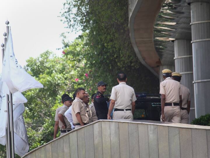 bomb threat in Leela Hotel in Ambience Mall Complex gurugram haryana is hoax call Bomb Threat In Gurugram: गुरुग्राम के होटल में बम की धमकी देने वाला निकला मानसिक बीमार, पुलिस ने किया ये खुलासा