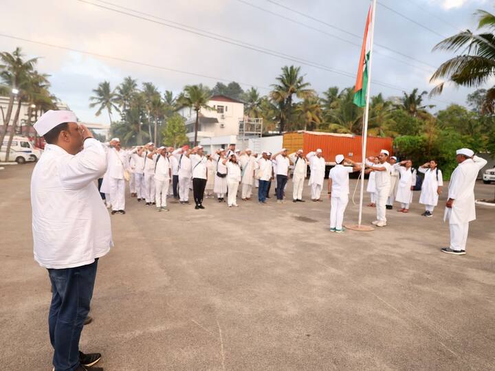 মঙ্গলবার কেরলের তিরুঅনন্তপুরমের কন্যাপুরম থেকে থেকে শুরু হয়েছে পদযাত্রা। সোমবারই প্রায় সাড়ে তিন হাজার কিলোমিটারের এই পদযাত্রার ১০০ কিলোমিটার পূরণ করে টুইট করেছিলেন রাহুল গাঁধী (Rahul Gandhi)। গত রবিবার সন্ধেয় তামিলনাড়ু থেকে কেরলে ঢুকেছে কংগ্রেসের এই ভারত জোড়ো যাত্রা।