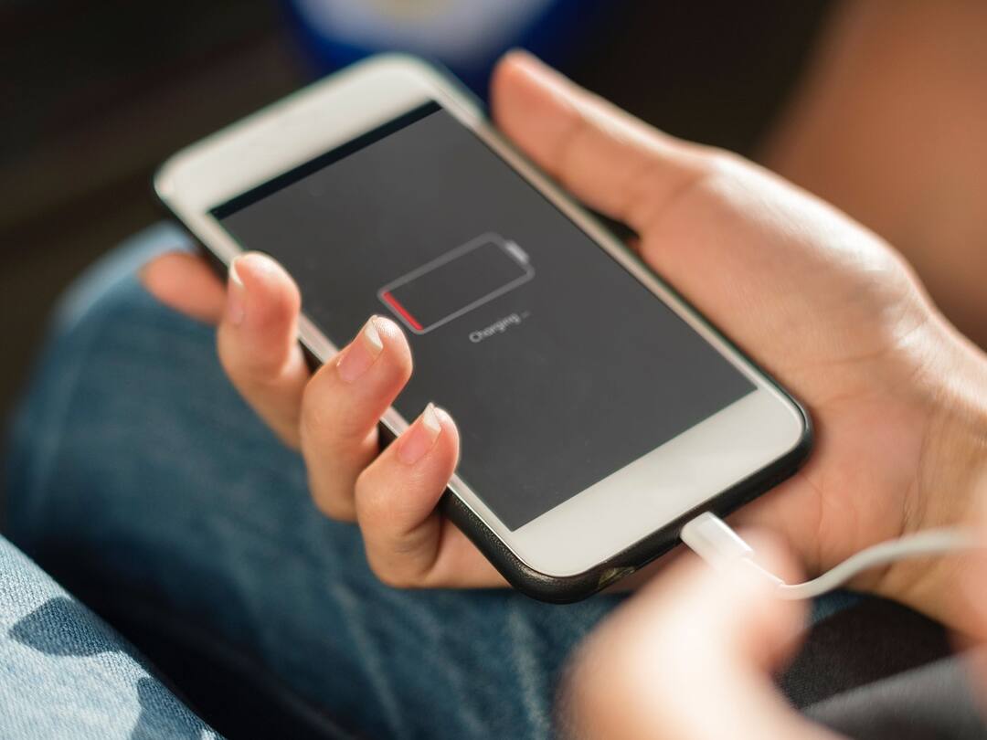 Explained: Why do phone batteries explode and how to prevent it Phone batteries explode: ఫోన్ బ్యాటరీలు ఎందుకు పేలుతాయి? మీరు సేఫ్‌గా ఉండాలంటే ఇలా చేయండి