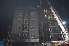 Hyderabad Fire: बेसमेंट में चार्जिंग यूनिट, ऊपर शो रूम और होटल... बैट्री फटने से लगी आग ने मचाया कोहराम-Pics