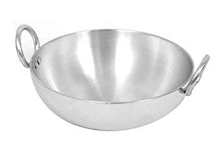 सबसे खतरनाक है एल्युमीनियम धातु, जो ज्यादातर घरों में इस्तेमाल होती है. कढ़ाही या कुकर एल्युमीनियम से ही बने होते हैं. ये धातु खाने में घुलती है और आपके दिमाग पर असर डालती है. इससे डिमेंशिया का खतरा बढ़ जाता है.