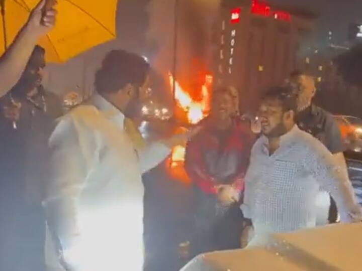CM Eknath Shinde stops his convoy to help man whose car catch fire on Mumbai highway Watch: मुंबई में हाइवे पर कार में लगी आग, मदद के लिए रुके सीएम एकनाथ शिंदे