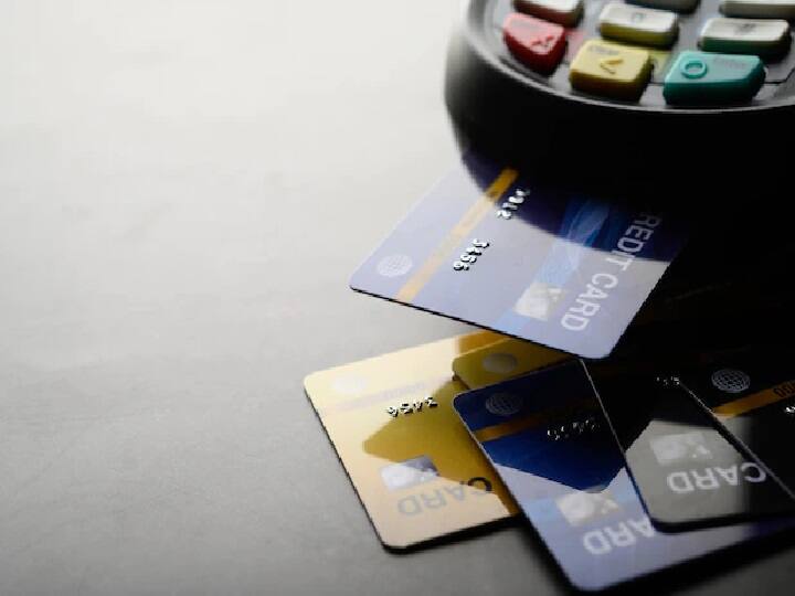 क्रेडिट कार्ड के बिल की आखिरी डेट आने से पहले इसके बिल को सही समय पर भुगतान कर दें. बता दें कि अक्सर शॉपिंग करने के बाद लोगों को कम से कम 50 दिन का वक्त मिलता है उसका बिल पेमेंट करने के लिए. ऐसे में कोशिश करें कि समय रहते बिल का पेमेंट कर दें वरना आपको आखिरी डेट निकलने के बाद आपको बहुत ज्यादा जुर्माना कस्टमर को देना पड़ सकता है.