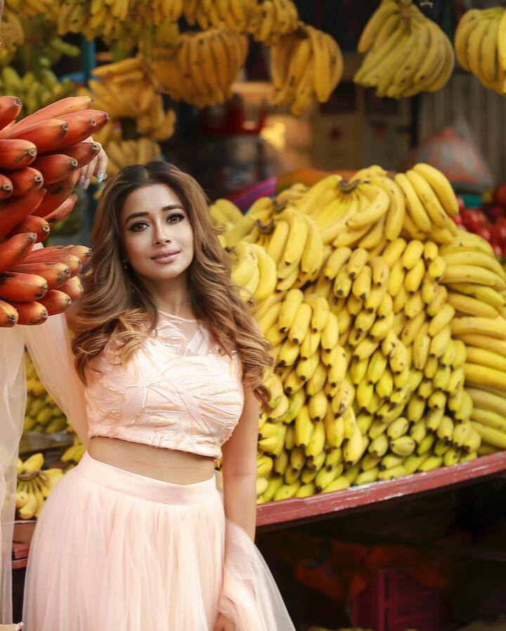 इससे पहले, टीना दत्ता को मुंबई में सब्जी और फल बेचते हुए देखा गया था. वह इस दौरान पिंक कलर की लहंगा चोली में दिखाई दी थीं.
