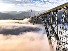 किसी अजूबे से कम नहीं है जम्मू कश्मीर में चिनाब नदी का पुल, तस्वीरों में नीचे बादल और ऊपर पुल देखकर हो जाएंगे रोमांचित