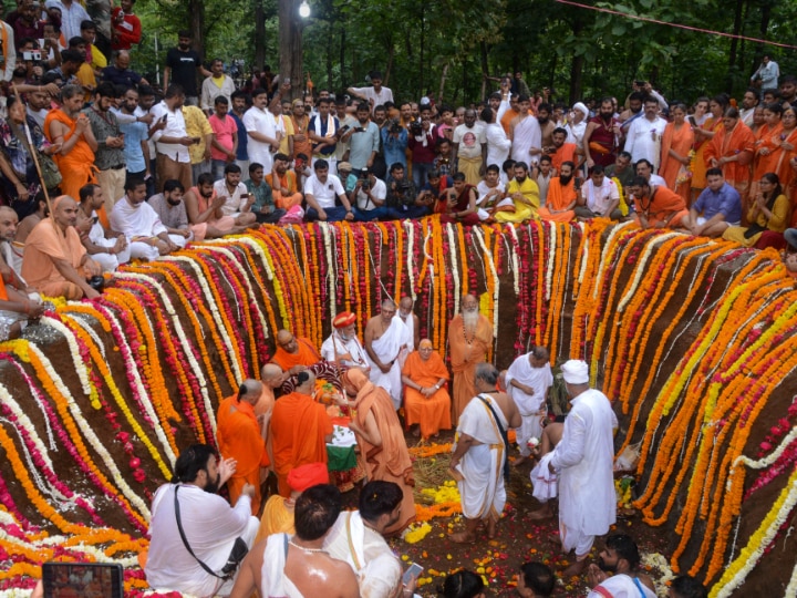 Explained: स्वामी स्वरूपानंद सरस्वती का क्यों नहीं हुआ दाह संस्कार, क्यों दी गई भू-समाधि?